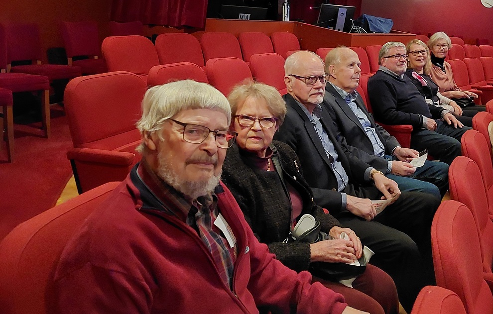 7 henkilöä Paimion Pohjola-Nordenista konsertin yleisössä.